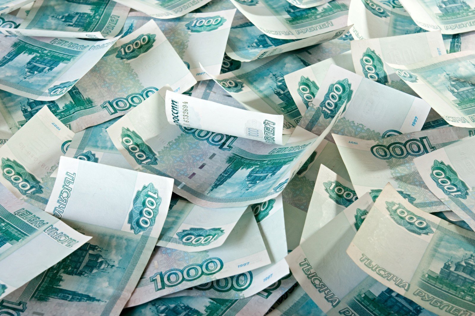 Рубль превысит 1000 рублей. Тысячные купюры. Деньги рубли. Деньги фон. Тысячные купюры много.