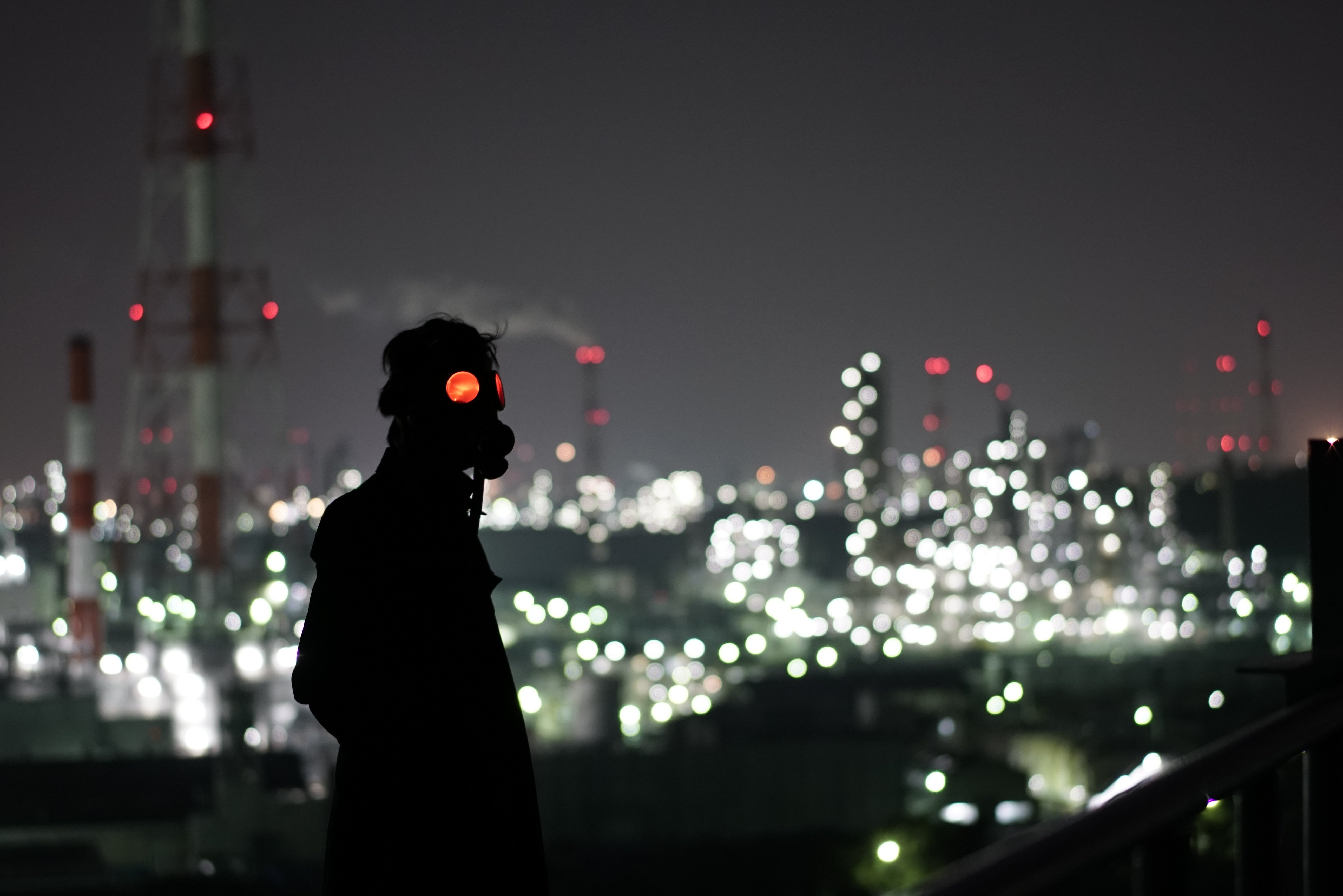 Люди в городе ночью. Человек в ночном городе. Фон силуэт города. Мужчина на фоне ночного города. Силуэт на фоне ночного города.