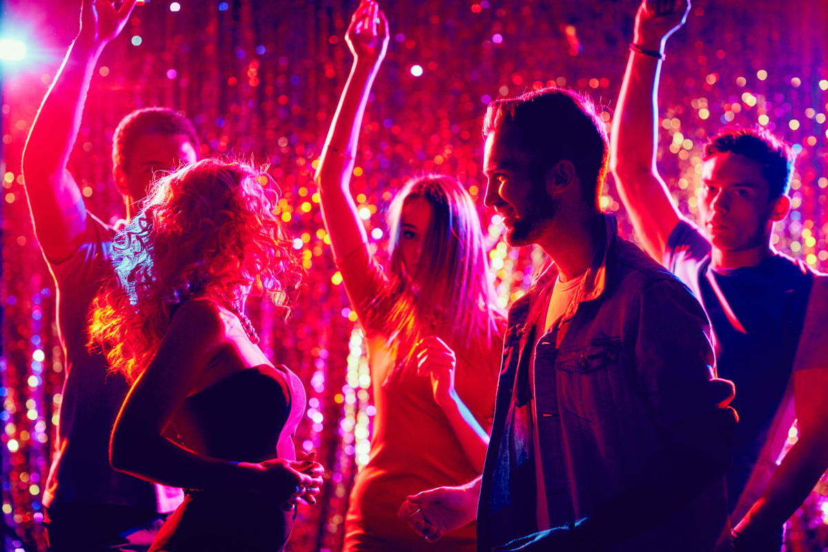 New dance club. Девушка на дискотеке. Танцы в клубе. Танцы в клубе фото. Девушка танцует в клубе.