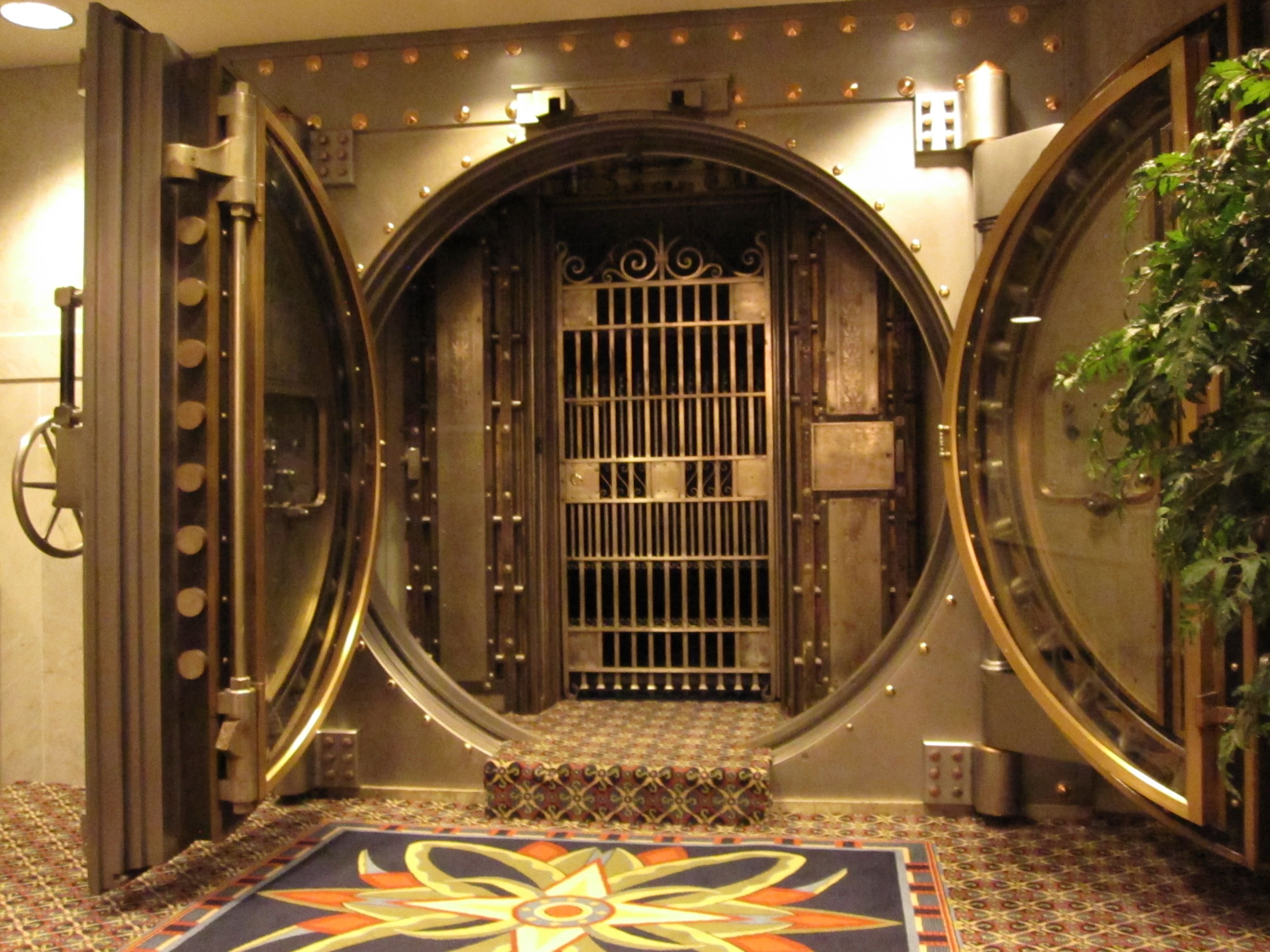 Bank vaults. Банковский сейф. Огромный сейф. Хранилище банка. Дверь в хранилище банка.