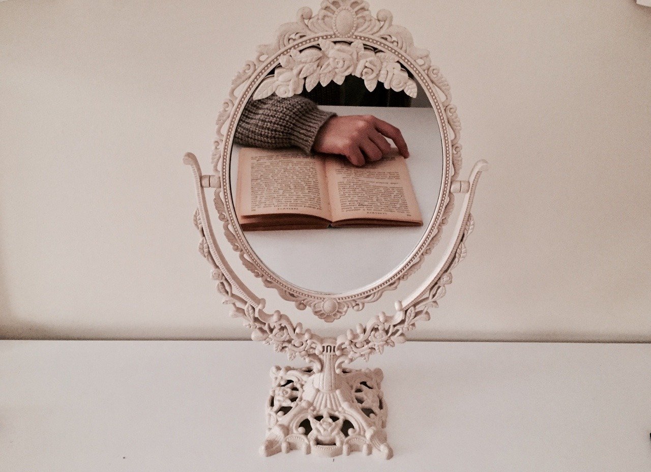 Часы и зеркало читать. Зеркальце книжка. Книга зеркало. Красивое старинное зеркало. Зеркало в литературе.