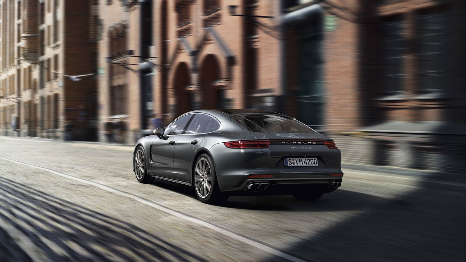 Porsche Panamera быстро едет