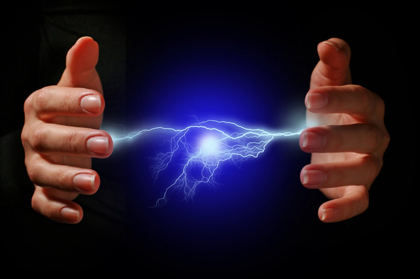 Жизни пауэр. Человек электричество. Молния на руке. Молнии из рук. Магия электричества.