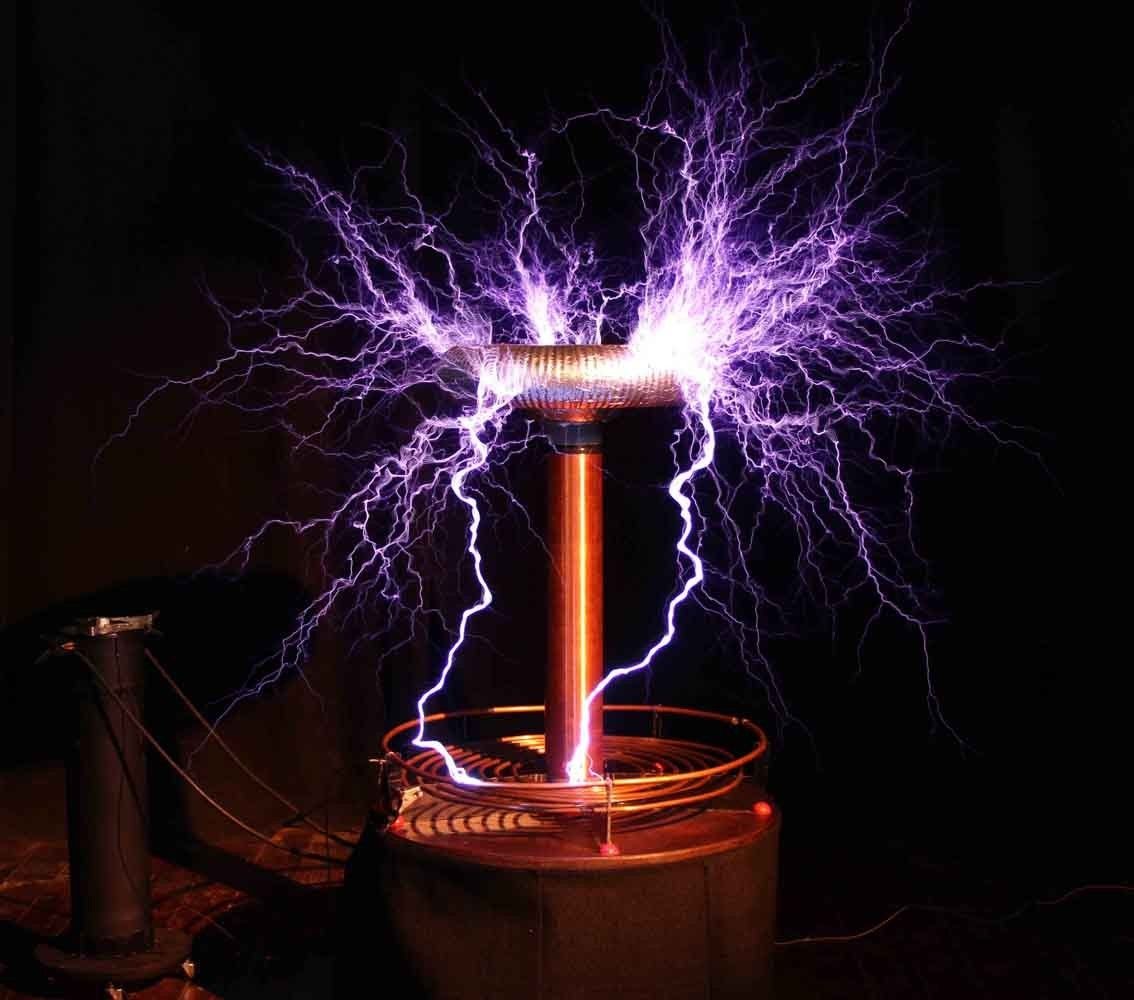 Что такое электричество. Катушка Тесла коронный разряд. Дуговой разряд катушка Тесла. Электрическая катушка Никола Тесла. Электрическая дуга катушка Тесла.