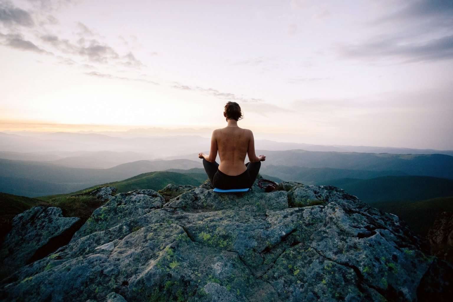 Медитация илая. Медитация в горах. Медитация на скале. Парень медитирует на природе. Девушка медитирует на скале.