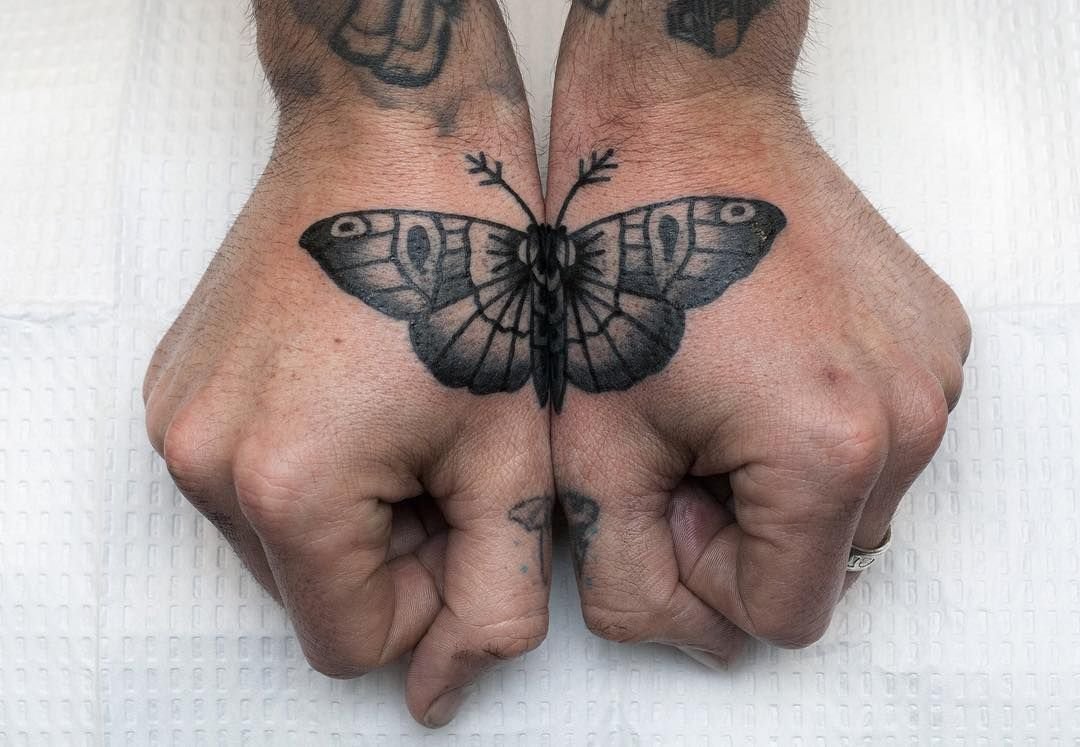Тату бабочки мужчина. Бабочка на кисти. Тату бабочка на кисти руки. Тату бабочка на пальце. Тату бабочка на кисти мужские.