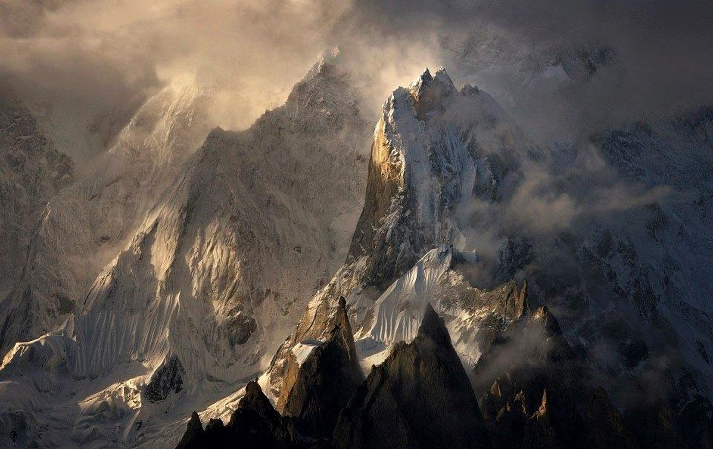 Пика дымок. Горы Гималаи. Пики Гималаев. Снежные горные вершины Гималаи. Горная цепь Гималаи.