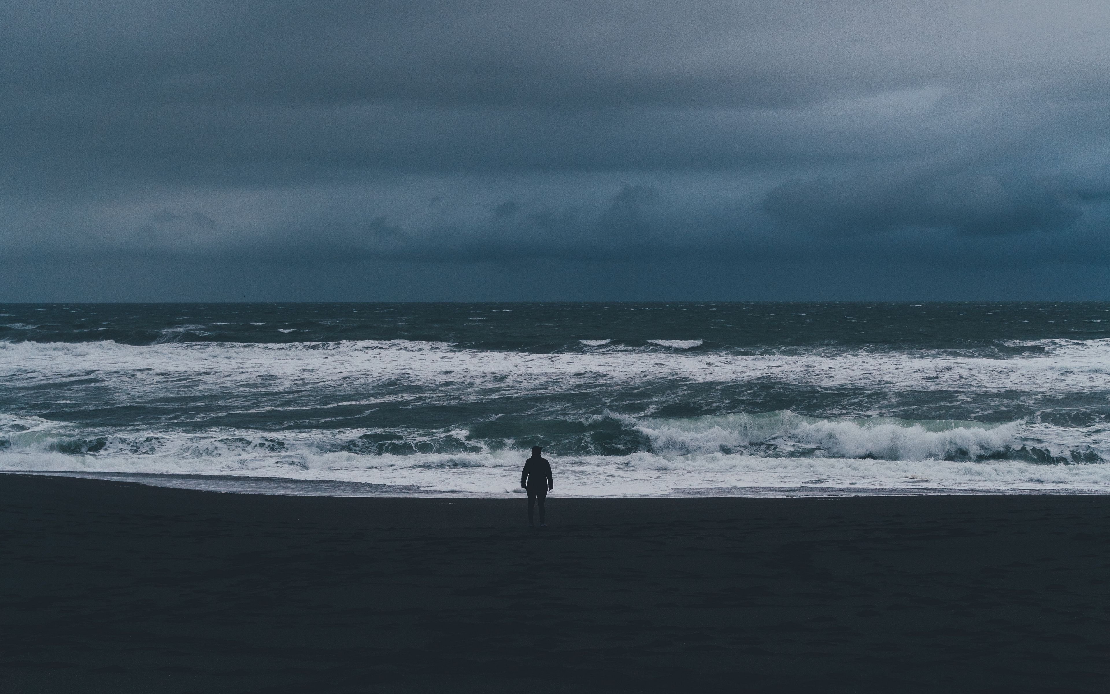 Грустью море не. На берегу темного моря Эндрю Питерсон. Одинокий человек на берегу моря. Море одиночество. Море грусть.