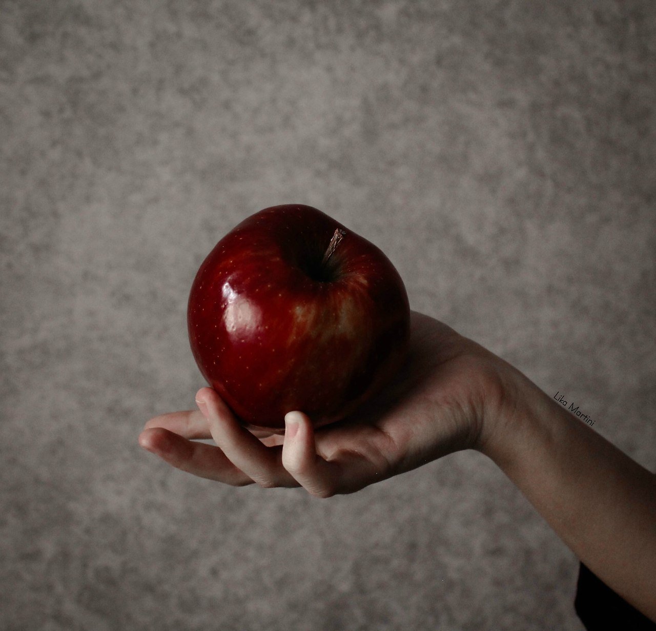 К чему снятся красивые яблоки. Яблоко в руке. Яблоки Эстетика. Красное яблоко Эстетика. Яблоко в руке Эстетика.