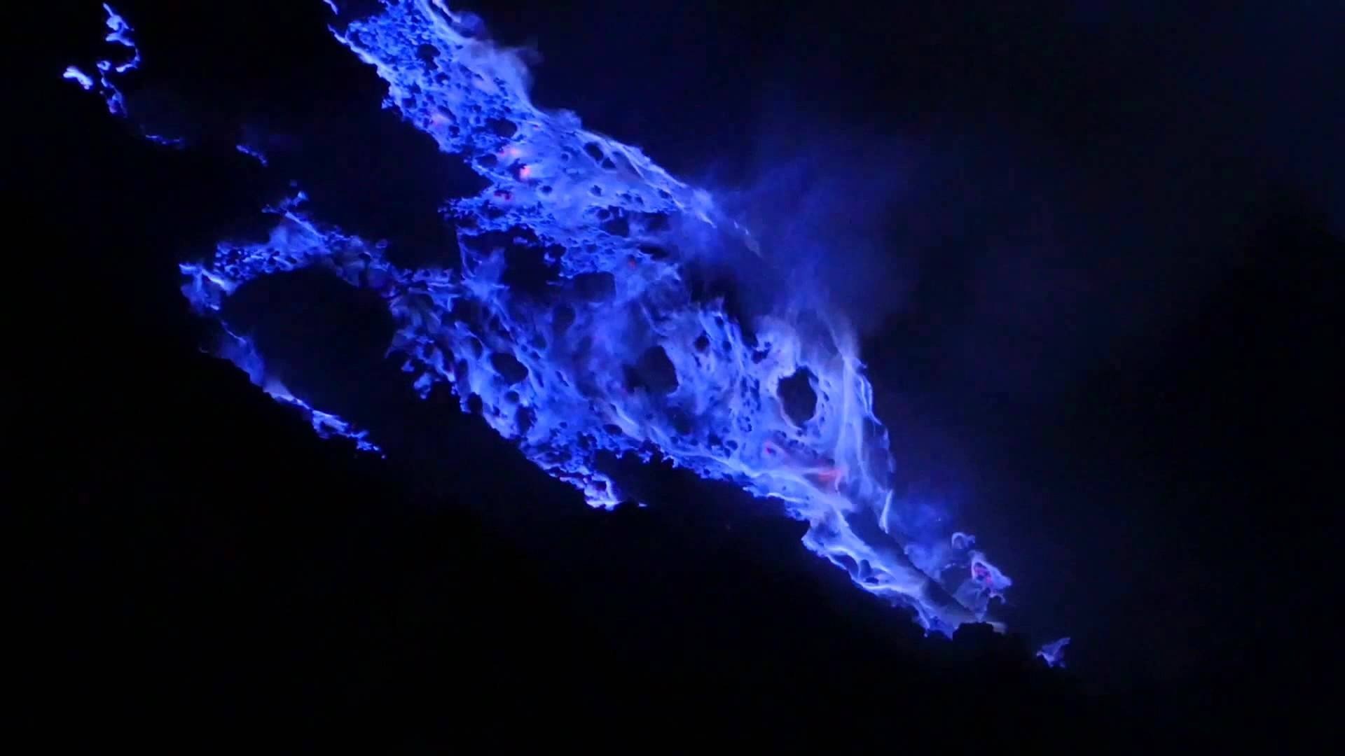 Синий огонь во сне. Вулкан Иджен. Вулкан Иджен синий огонь. Голубая лава вулкана Кавах Иджен. Вулкан Иджен извержение.