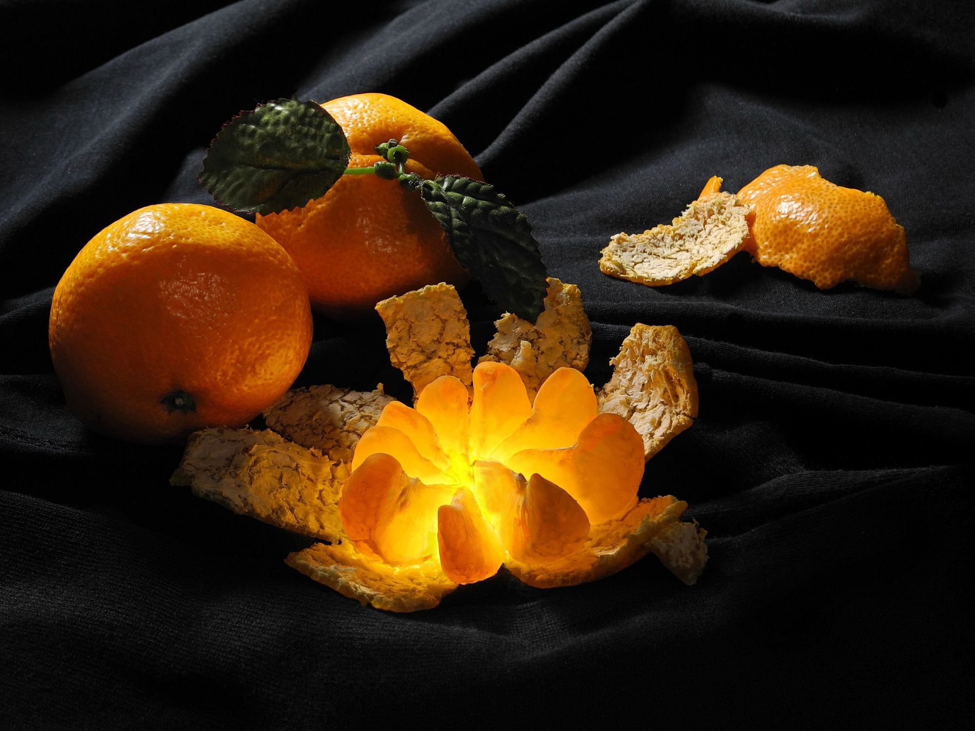 Апельсин есть вечером. Натюрморт с мандаринами. Апельсины на темном фоне. Натюрморт с апельсинами. Мандарины Эстетика.