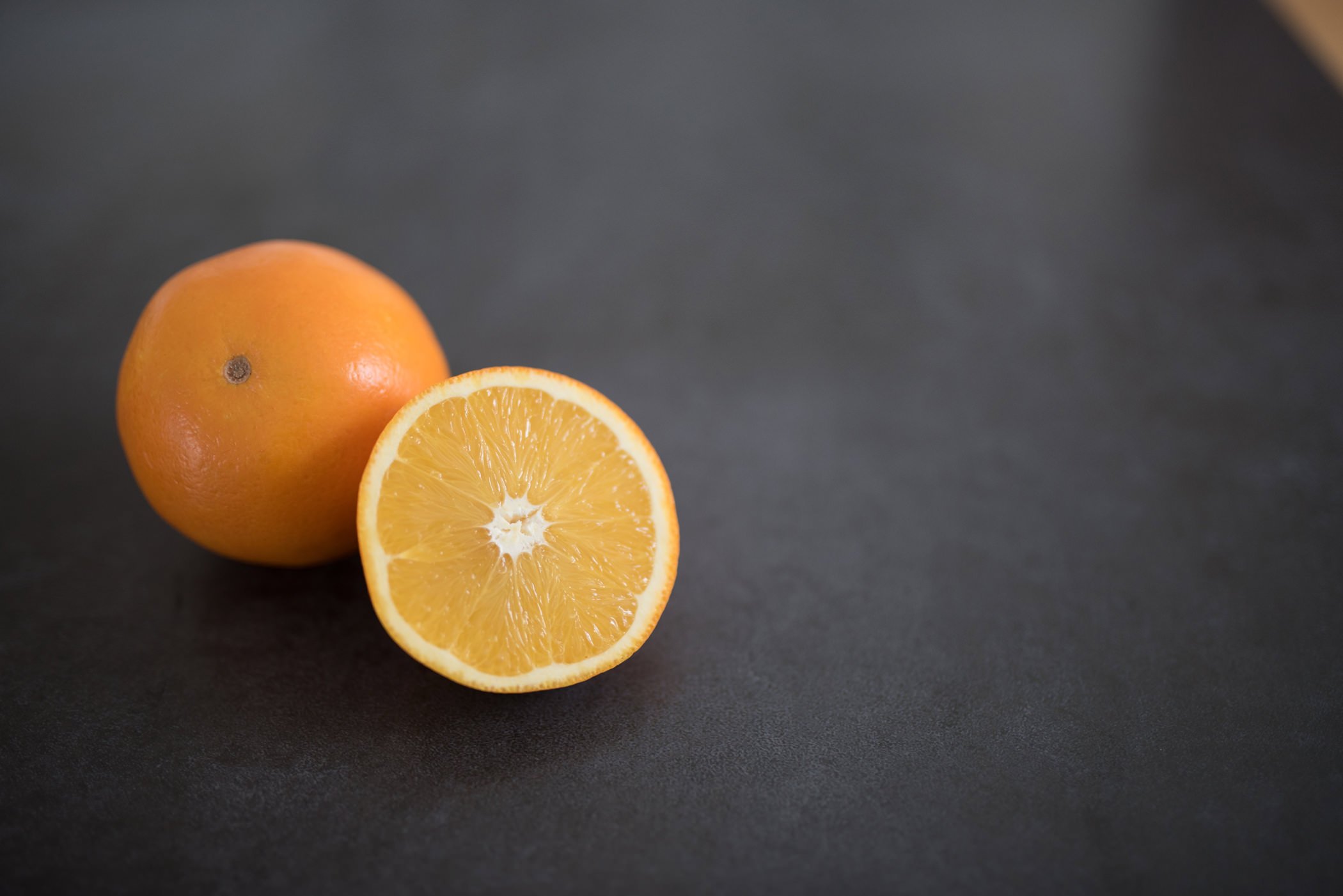 Корни мандарина. Рангпур (фрукт) цитрусовые. Грейпфрут и Клементин. Долька мандарина. Разрезанный апельсин.