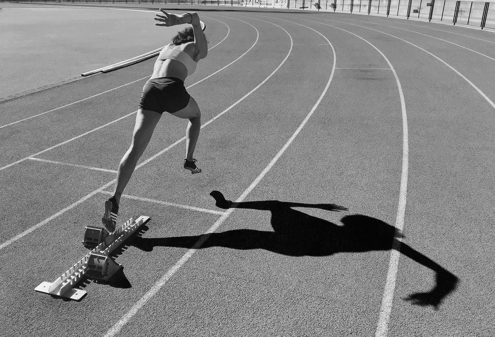 Игры легкий бег. Спорт легкая атлетика. Девушка бежит. Легкая атлетика бег. Эстетика спорта легкая атлетика.