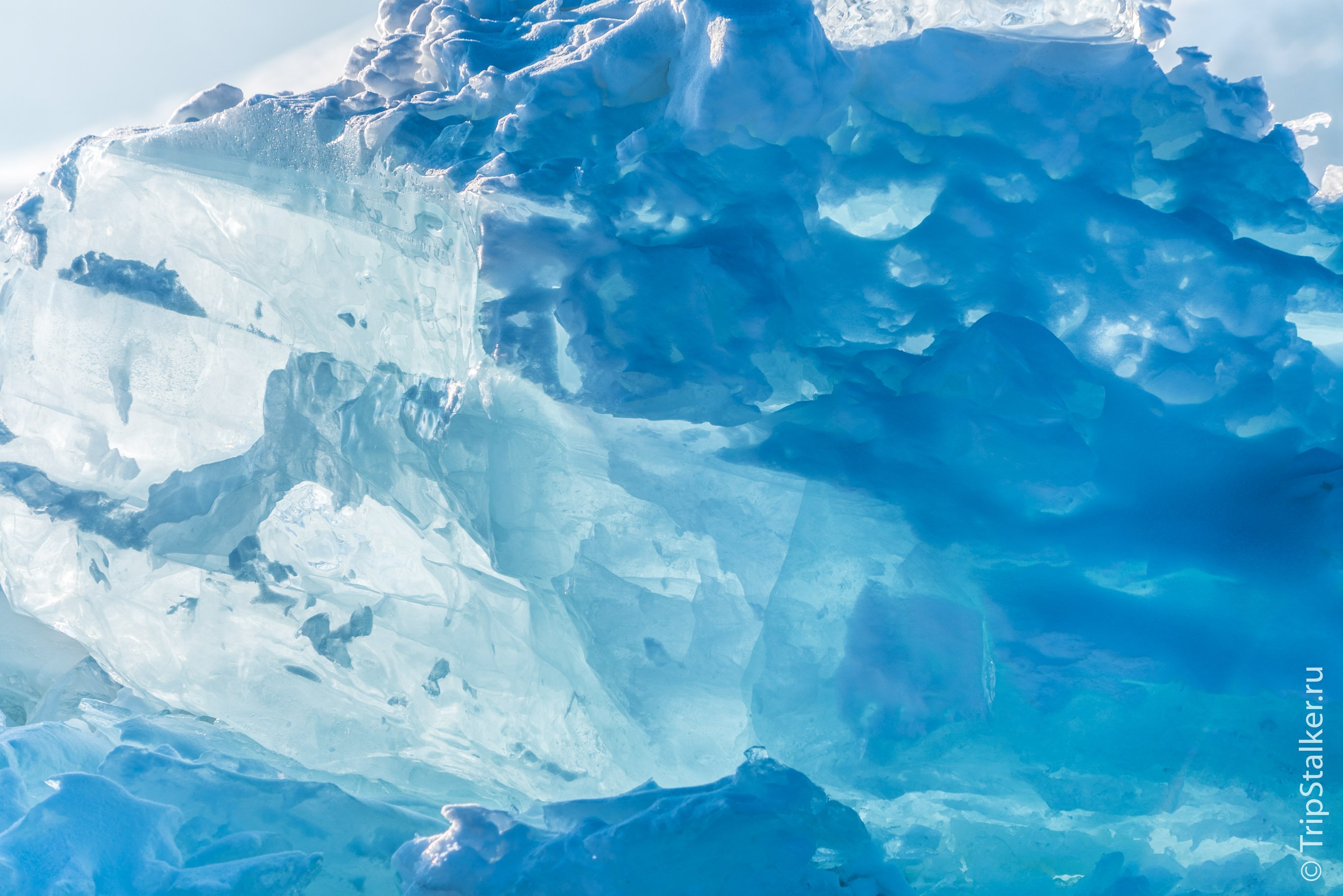 Шагающий лед. Голубой лед. Лед фон. Голубой ледяной фон. Текстура льда.