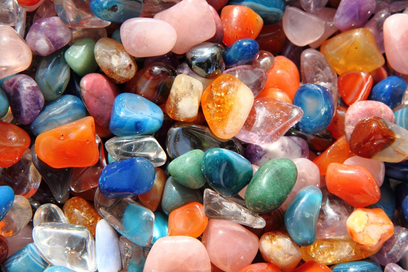 Самые популярные камни. Самоцветы драгоценные камни. Разноцветные камни. Разноцветный натуральный камень. Цветные камушки.
