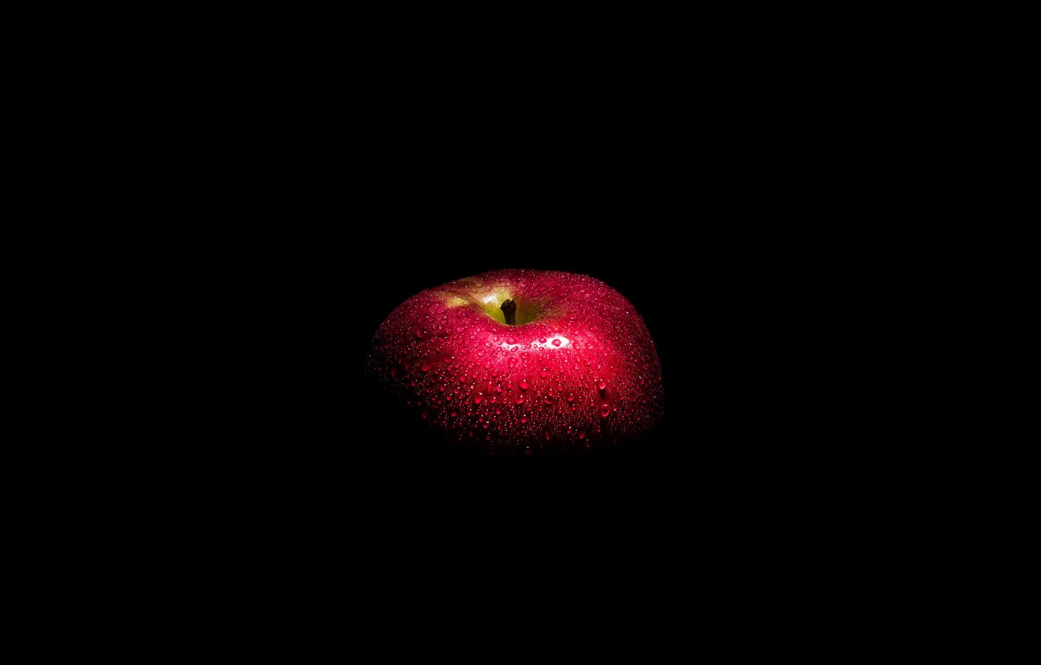 Яблоко на черном фоне. Яблоко на темном фоне. Красное яблоко на черном фоне. Я блолко на тёмноном фоне. Яблоки фон.