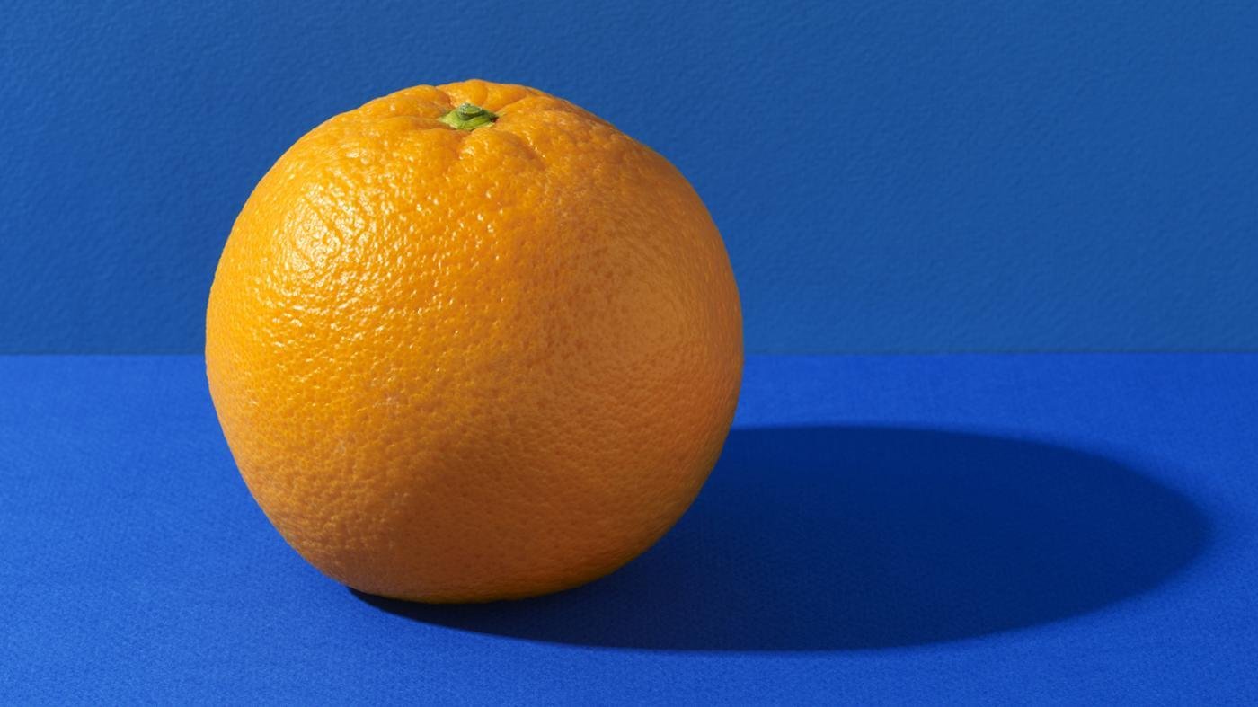 Синий мандарин. Апельсин на синем фоне. Мандарины на голубом фоне. Голубой апельсин. Апельсин на голубом фоне.