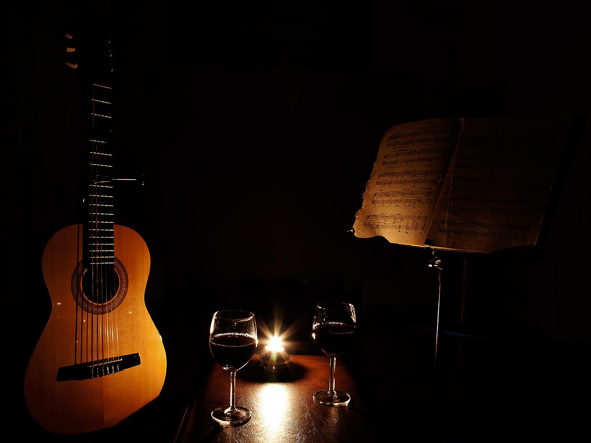 Красивый вечер музыкальный. Гитара. Гитара ночь. Вечер с гитарой. Гитарный вечер.