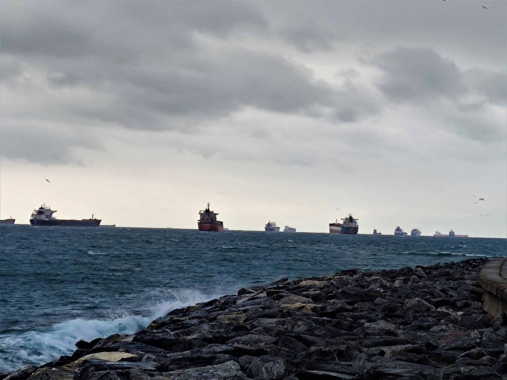 Босфор и Средиземное море. Стамбул море. Корабль в море. Большое море.