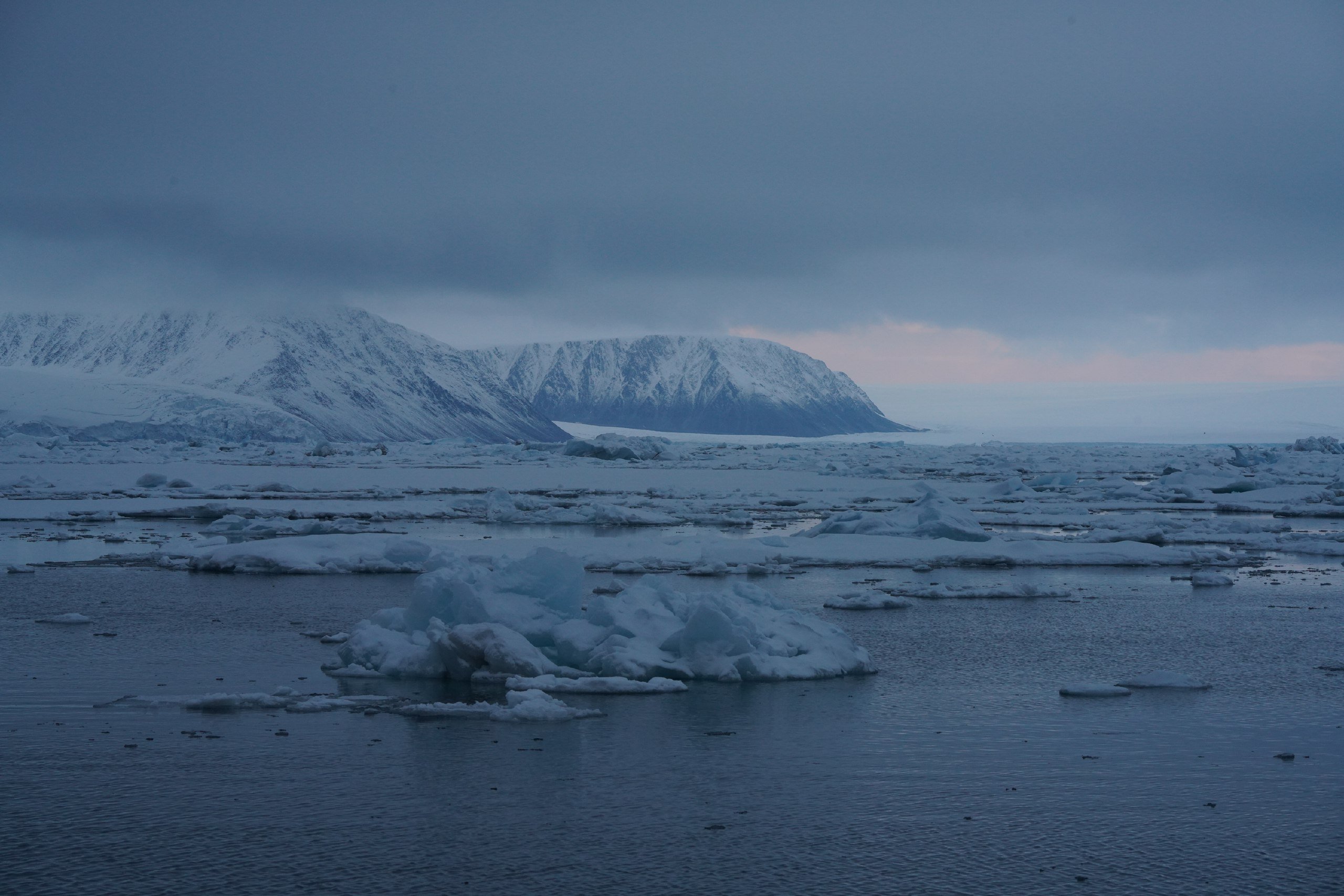 Под лед берингова моря. Охотское море Камчатка. Остров Беринга. Берингово море.. Ледостав у Берингова моря. Берингово море фото.