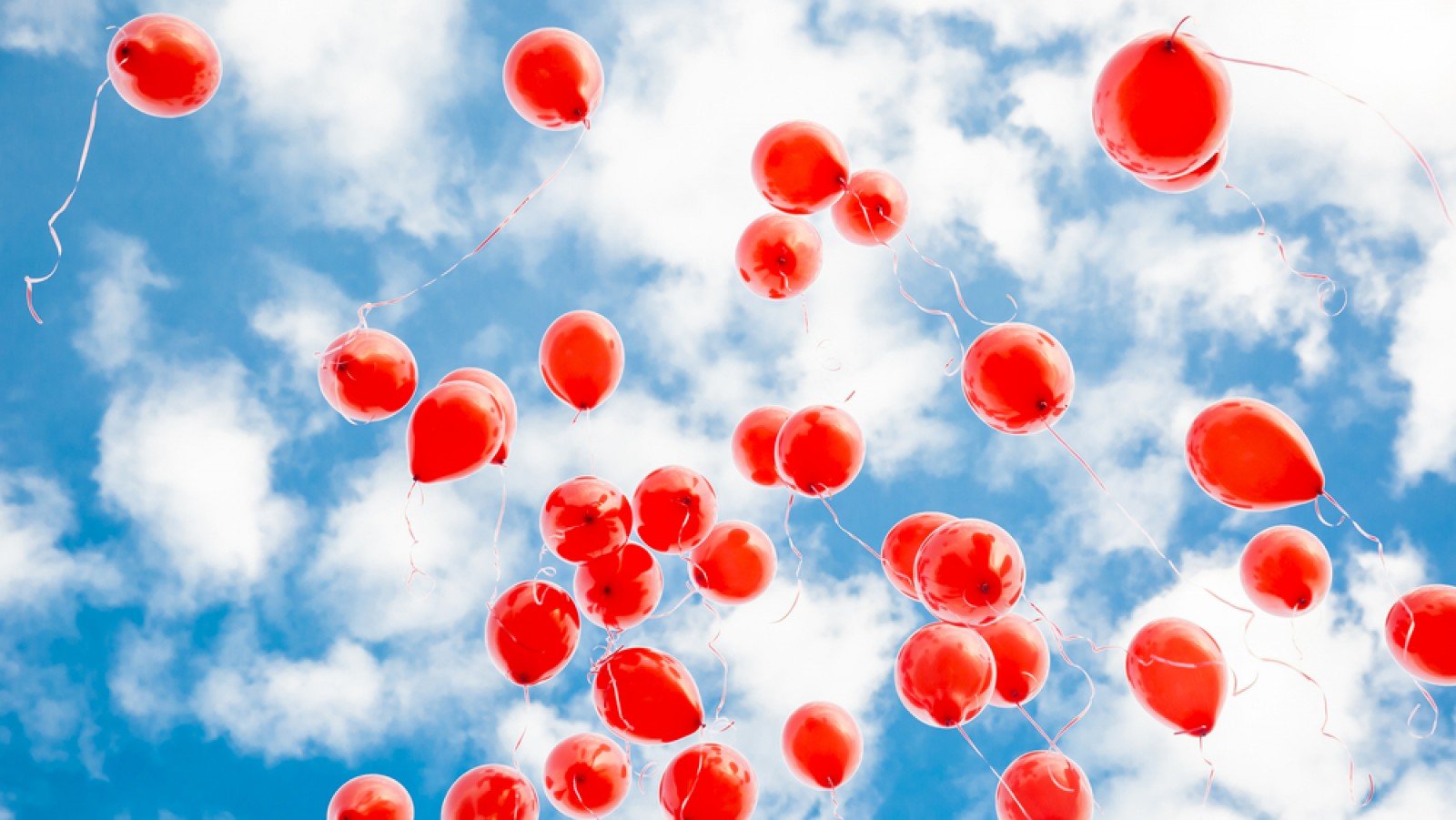 Красный отпускать. Красные шары в небе. Воздушные шарики в небе. Красный шарик в небе. Много красных шариков.