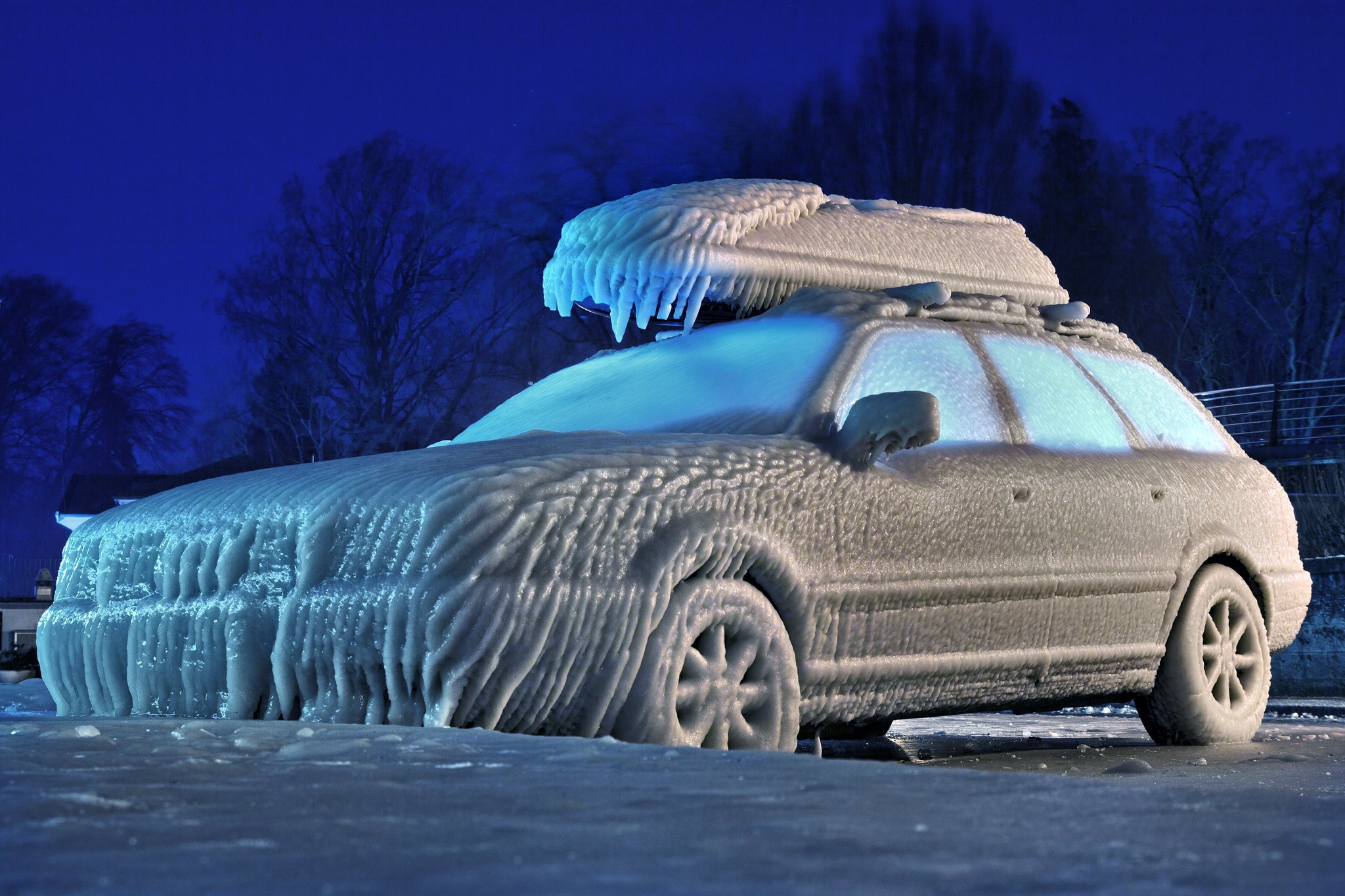 Можно мыть машину в морозы. Замерзший автомобиль. Машина зимой. Замерзшая машина. Машина во льду.