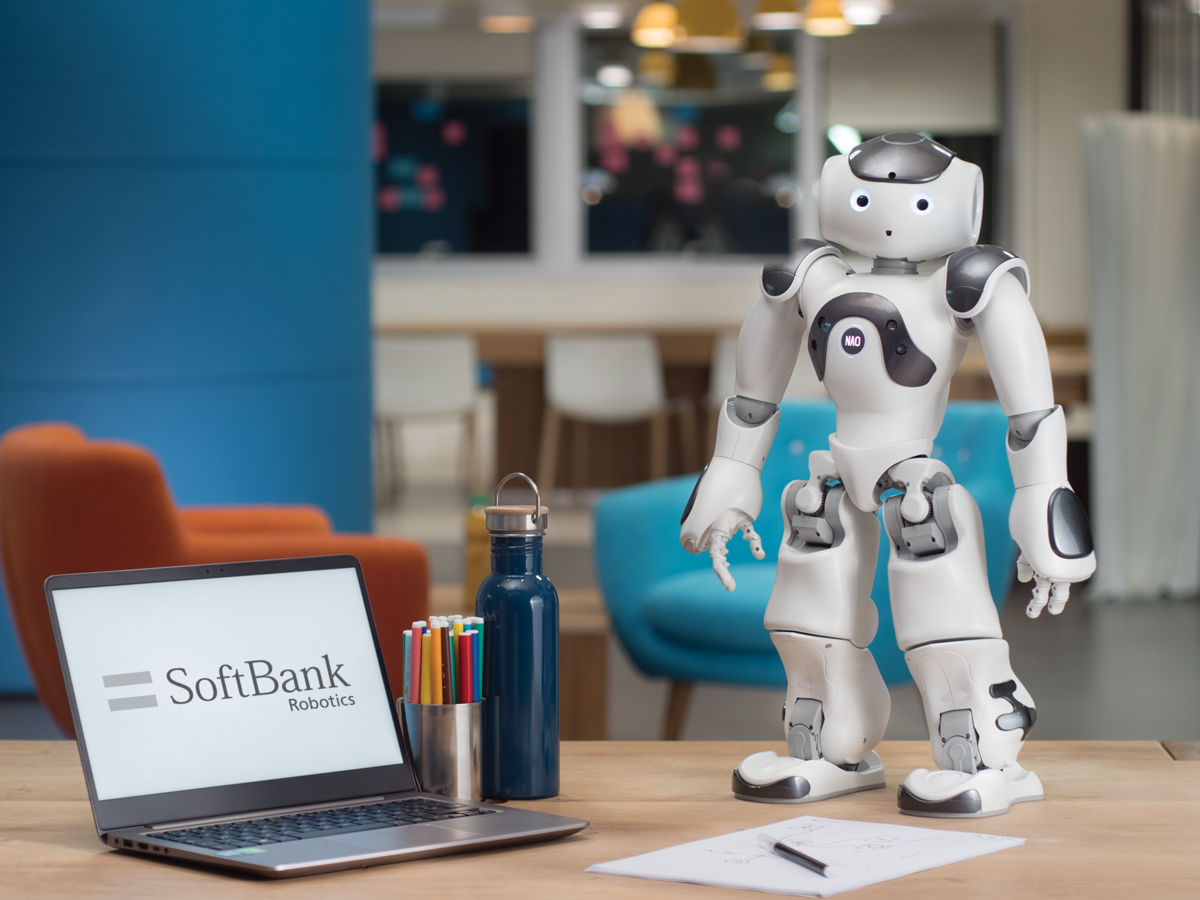 Включи роботы пальчики. Робот. Робот nao. SOFTBANK Robotics. SOFTBANK робототехника.