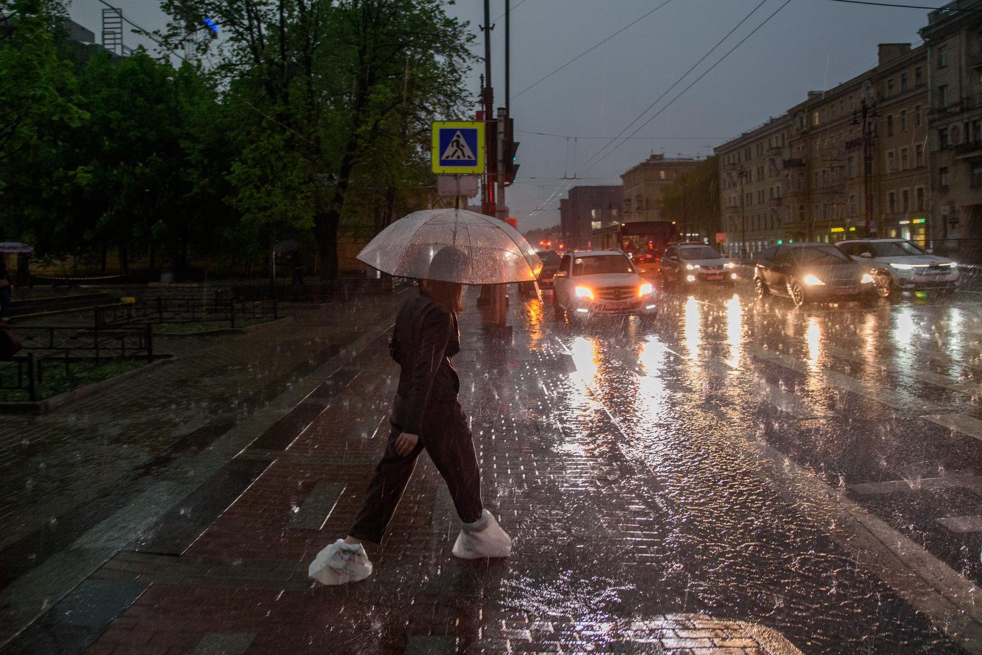 Проливные как жизнь дожди. Ливень в Петербурге. Санкт-Петербург дождь. Дождь в Петербурге. Дождливый Питер.