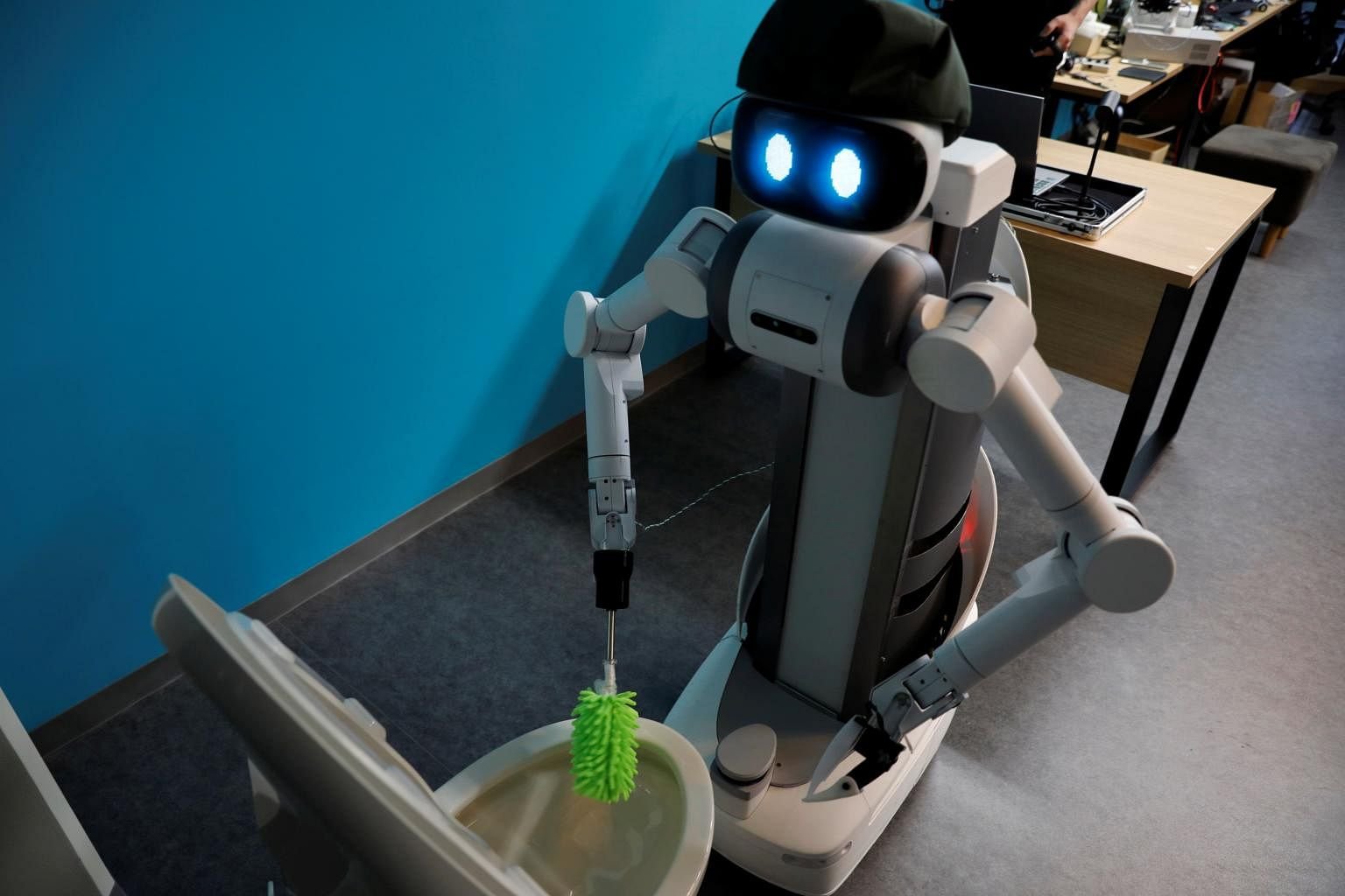 Бытовые роботы это. Робот уборщик. Домашние роботы. Робот помощник по дому. Роботы-помощники.