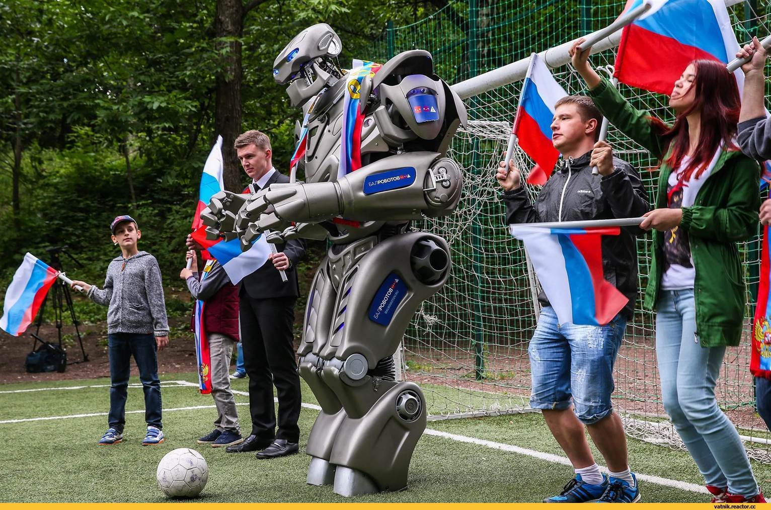Роботы играют в футбол. Футбол роботов. Робот "футболист". Роботы в России. Роботы играющие в футбол.