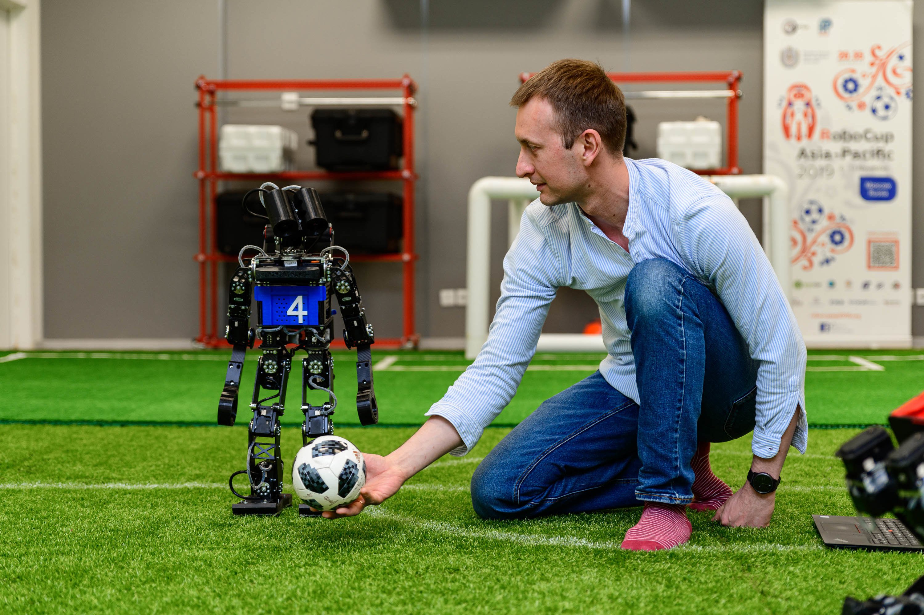 Включи команда роботов. Робот "футболист". Роботы играющие в футбол. Футбол робототехника. Робофутбол робот.