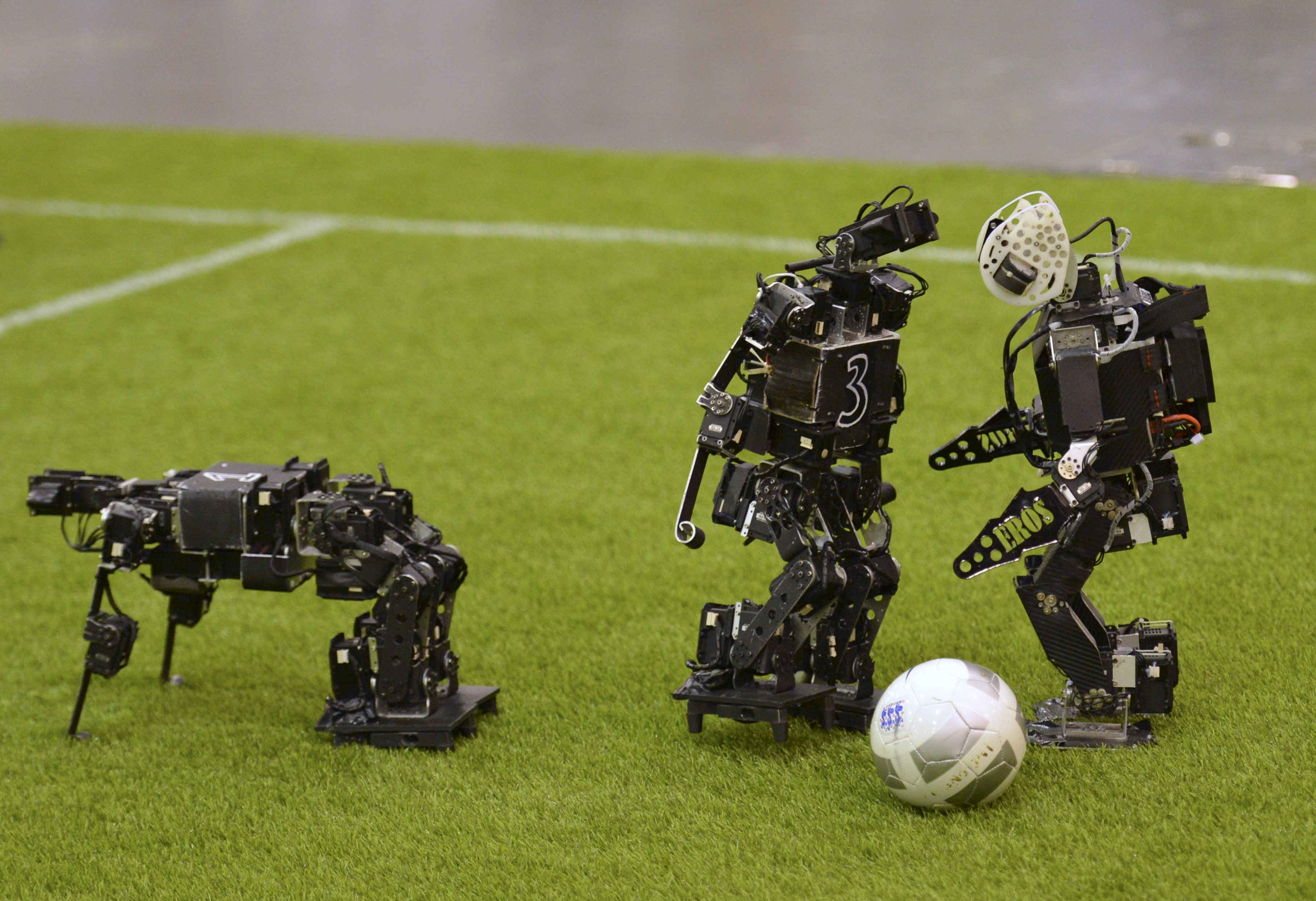 Футбол роботов. Робот "футболист". Футбол робототехника. Современные роботы.