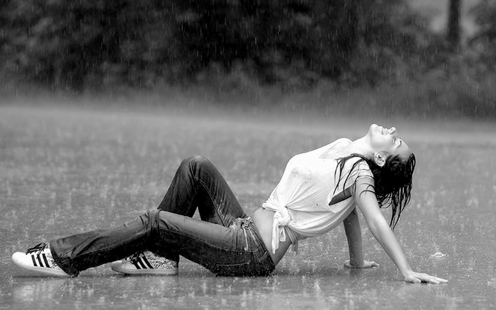 Догнал красивую. Девушка под дождем. Фотосессия под дождем. Лежит под дождем. Девушка лежит под дождем.