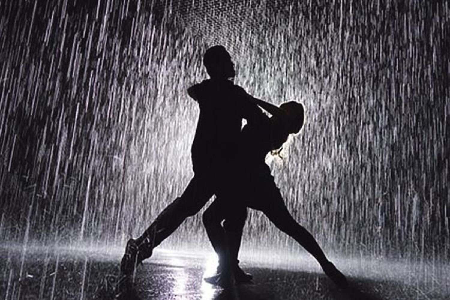 Под грустные танцы. Танцы под дождем. Девушка под дождем. Танцующие под дождем. Пара танцует под дождем.