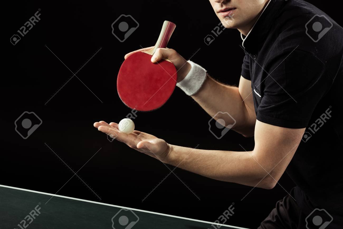 Настольный теннис 18. Ракетка для пинг понга в руке. Ракетка для настольного тенниса в руке. Настольный теннис ракетка и мяч. Мужчина с ракетка пинг понг.