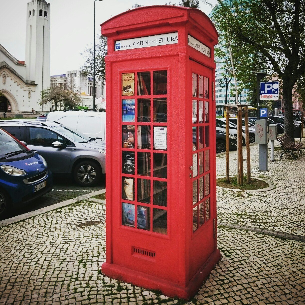 Британия телефон. Красная будка в Лондоне. Таксофонная будка Англия. Телефонная будка Лондон. Телефонная будка Англия.