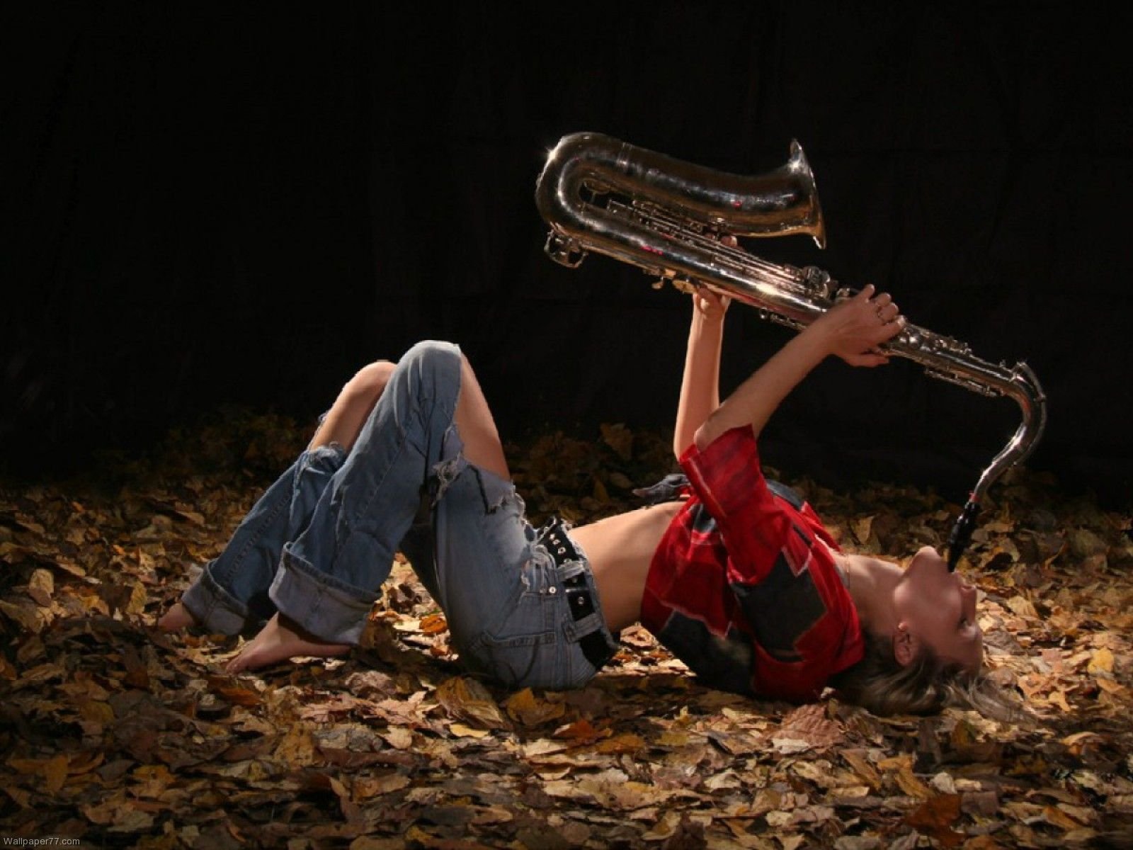 Исполнение на саксофоне. Саксофон. Девочка с саксофоном. Фотосессия с саксофоном. Саксофонист и девушка.