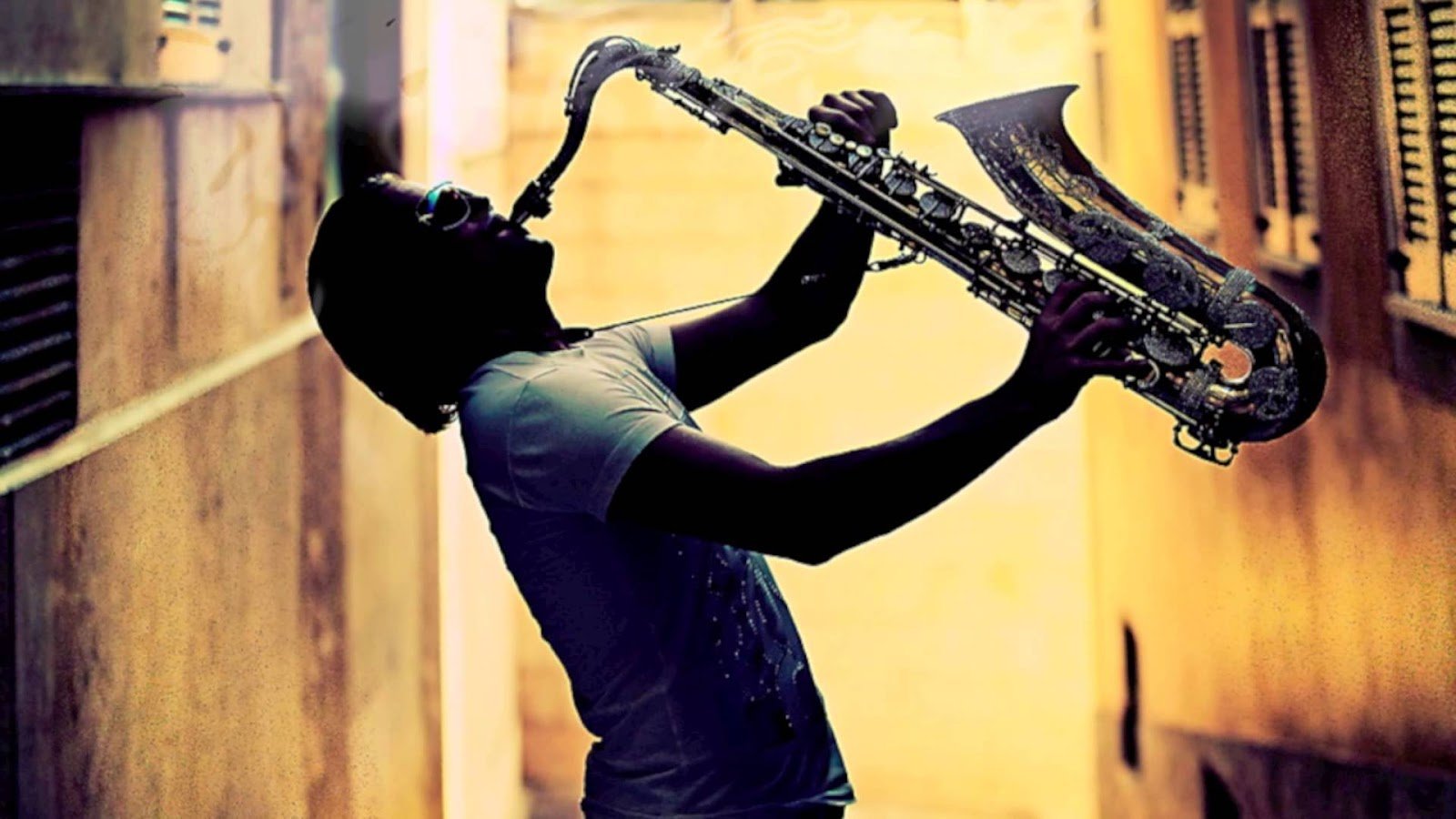Playing saxophone. Вильям Донато саксофонист. Человек с саксофоном. Картина саксофонист.