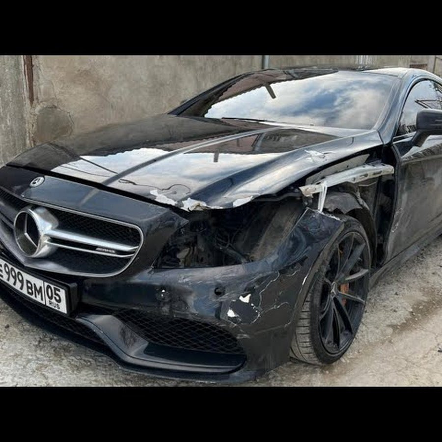 Разбитый цлс ахмеда. Мерседес банан CLS 63 AMG Ахмеда венгалби. Мерседес банан 5.5 АМГ.