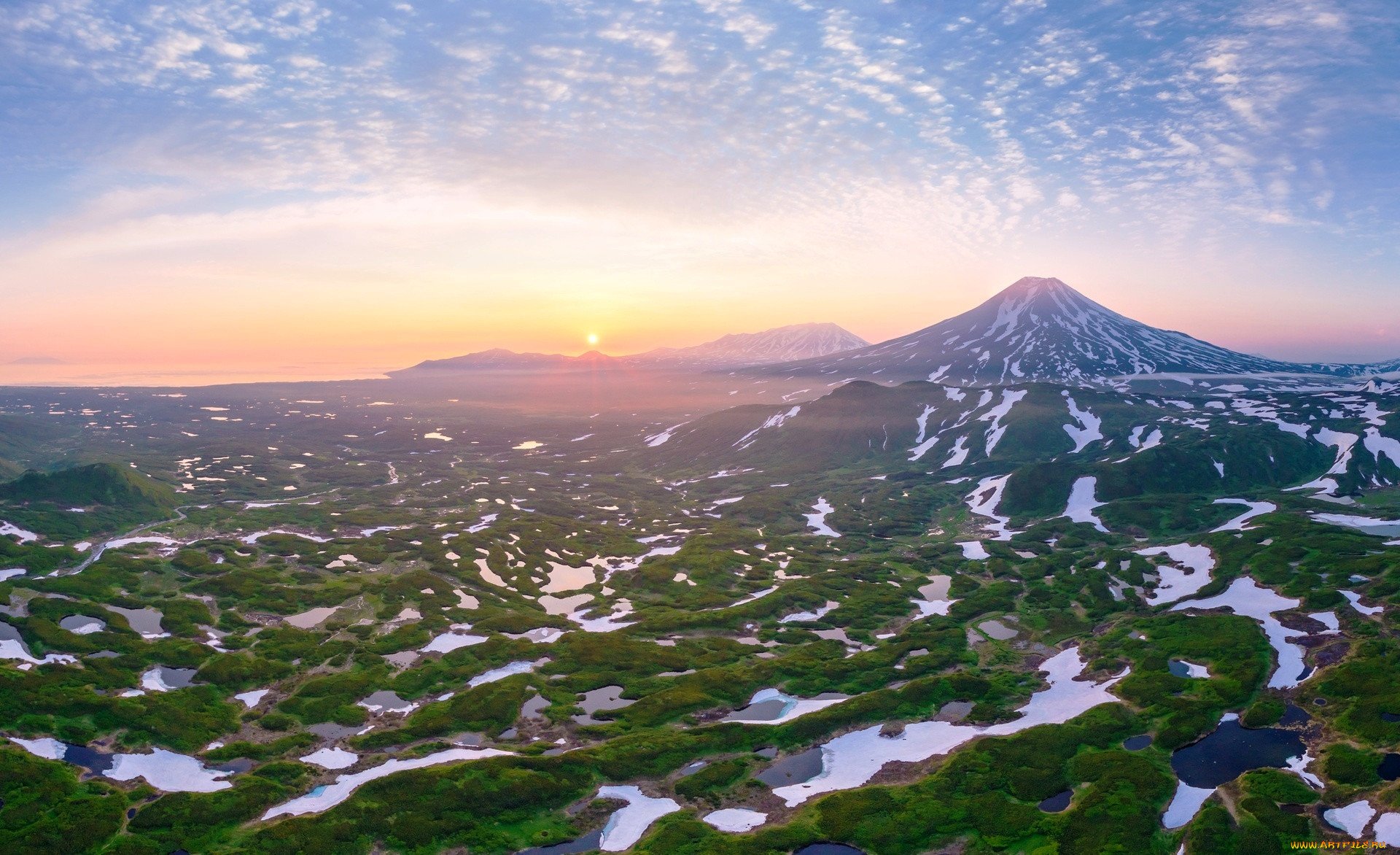 Рассвет петропавловск камчатский. Вулкан Камбальная сопка. Камбальный вулкан на Камчатке. Природа Камчатки Петропавловск Камчатский. Горы вулкан Камчатка природа.